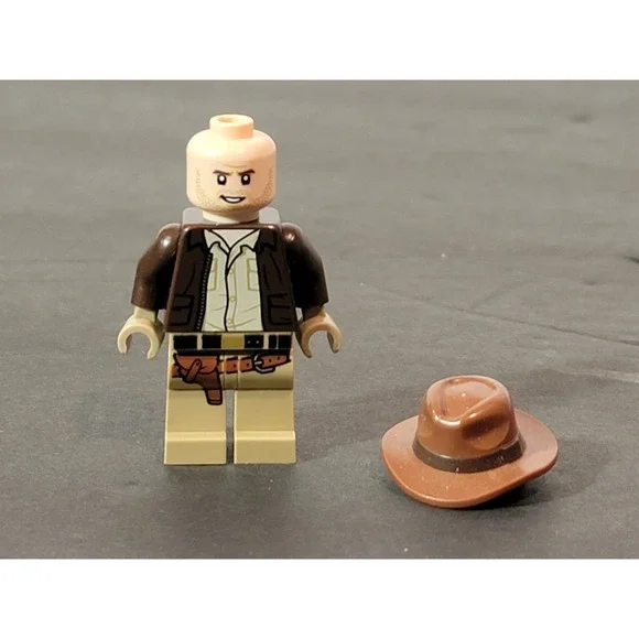 LEGO Indiana Jones Minifigure Indiana Jones - Dark Brown Jacket Open Shirt - Picture 3 of 3